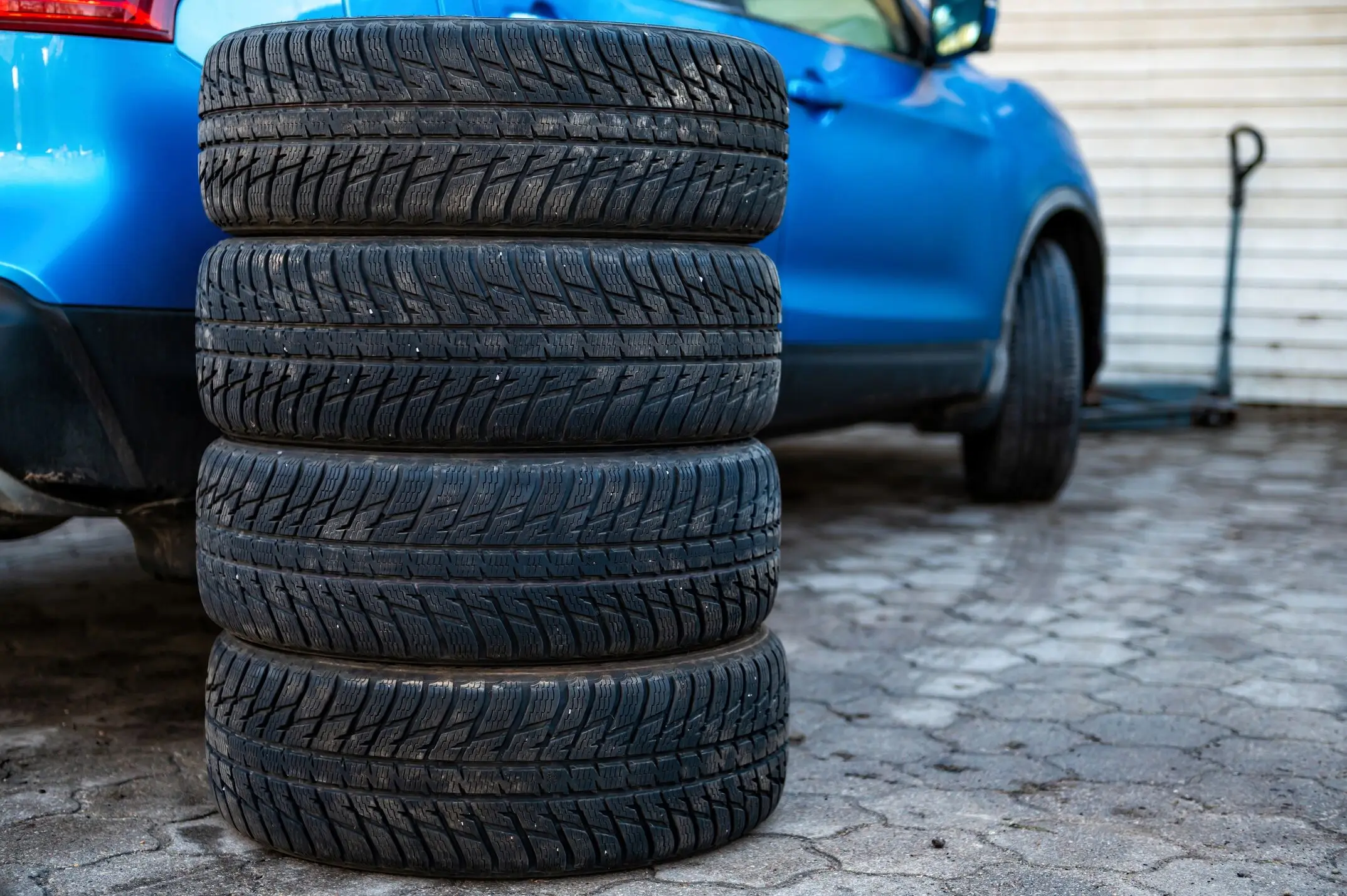 Tires for UAE’s Hybrid Vehicles: Balancing Efficiency and Performance